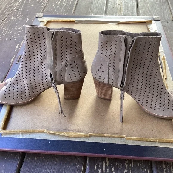 Toms light tan academia heeled open toed shoes, size 9 - Picture 8 of 9